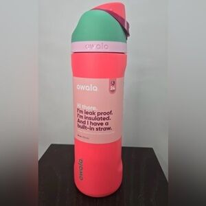Owala FreeSip Water Bottle 24oz NEW IN BOX Strawberry Fields